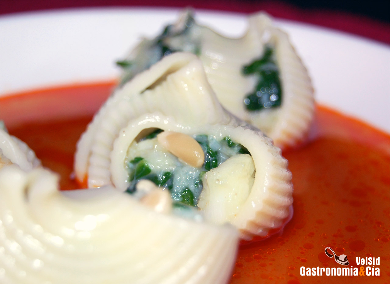 Galets rellenos de espinacas y bacalao con caldo de ajo