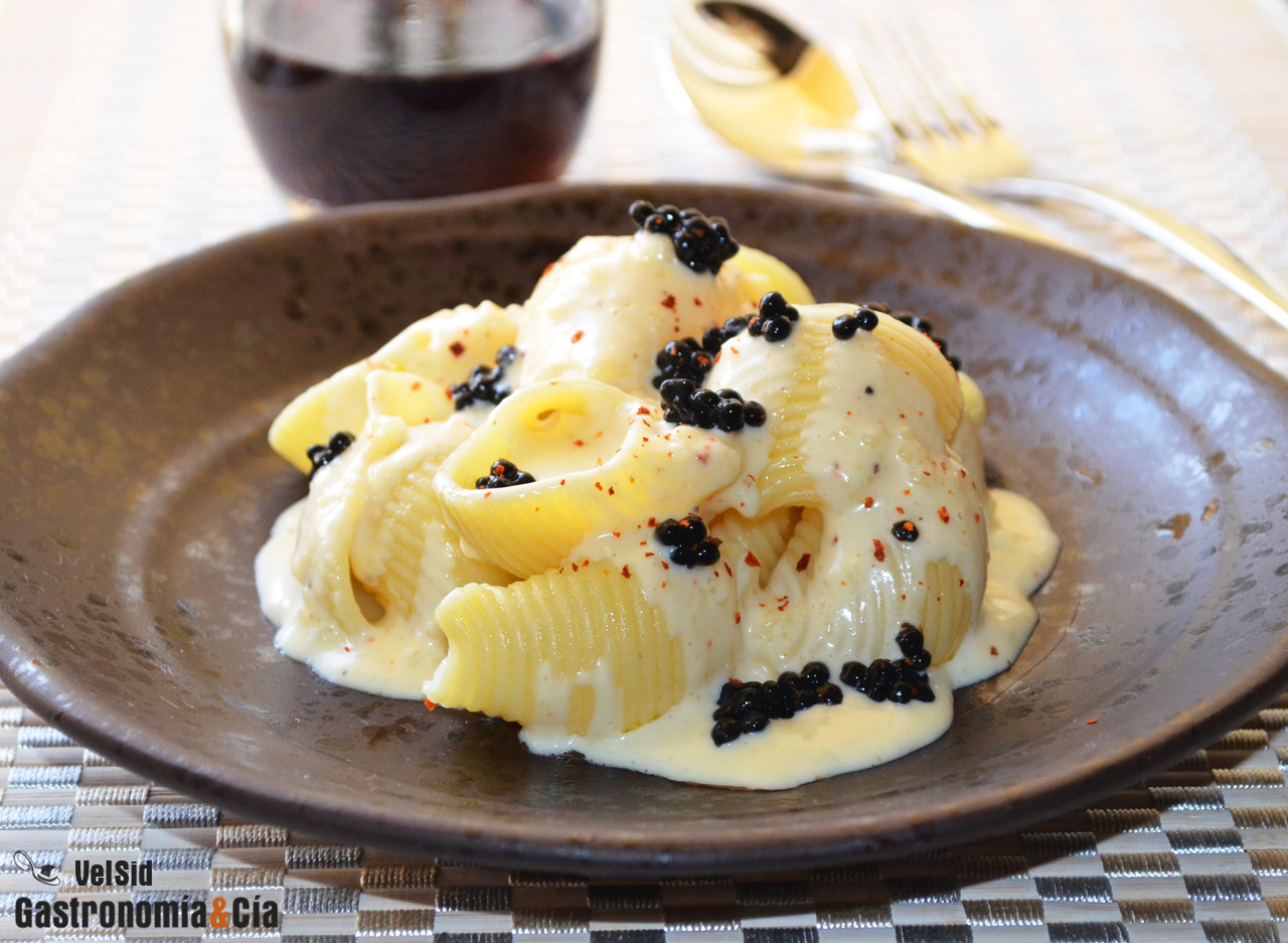 Galets con salsa de ginebra y huevas de arenque ahumada