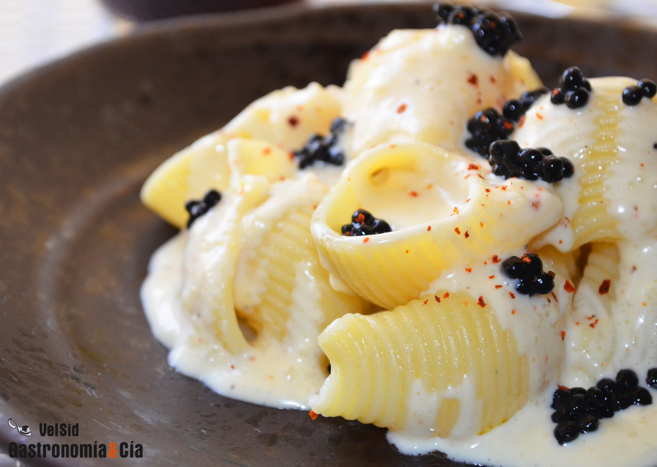 Galets con salsa de ginebra y huevas de arenque ahumada