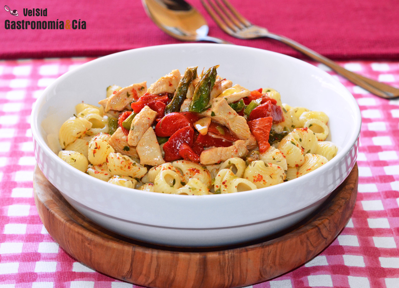 Galets con pollo marinado, espárragos y pimientos del p