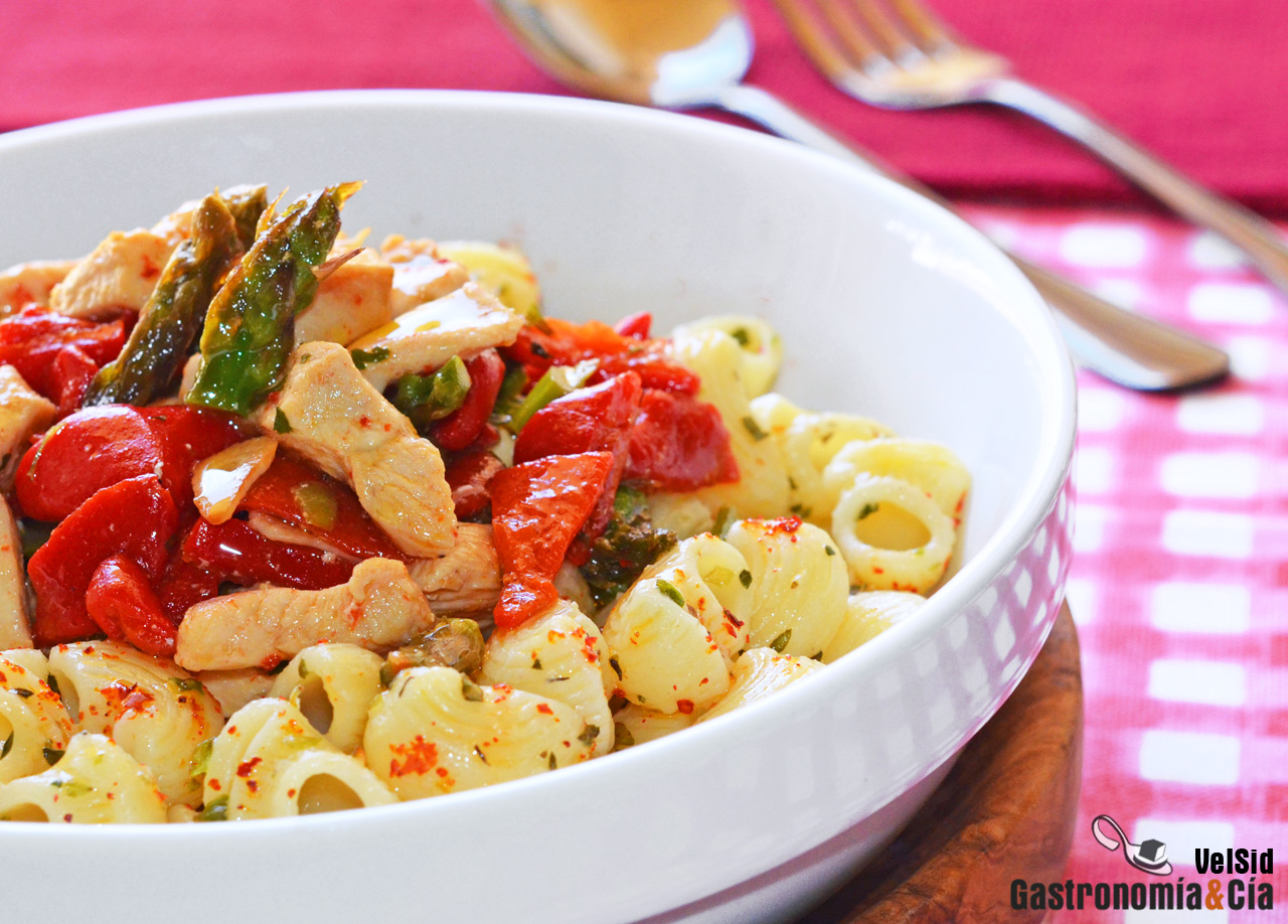Galets con pollo marinado, espárragos y pimientos del p