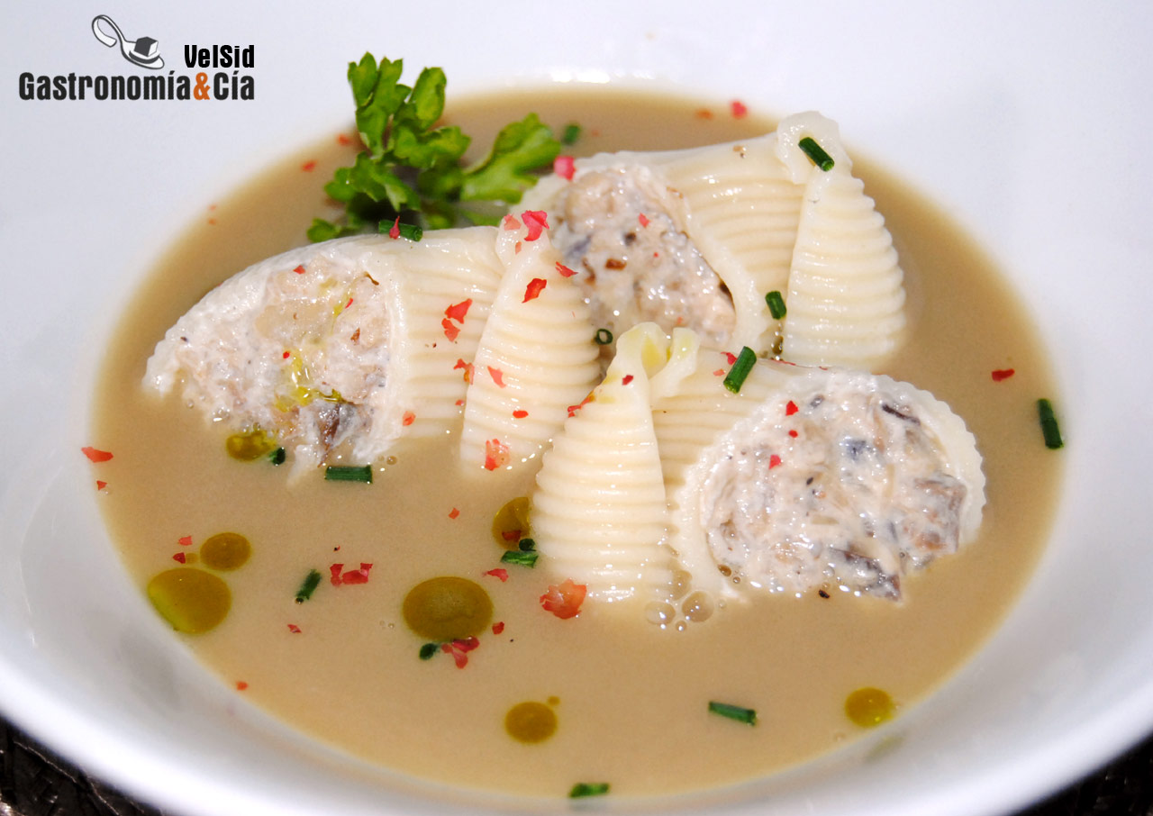 Galets rellenos de rape y boletus con sopa de foie