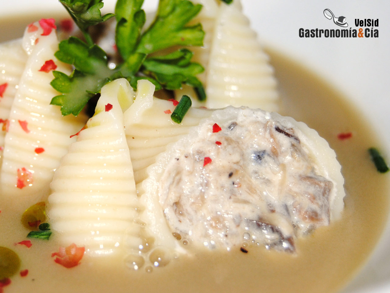 Galets rellenos de rape y boletus con sopa de foie