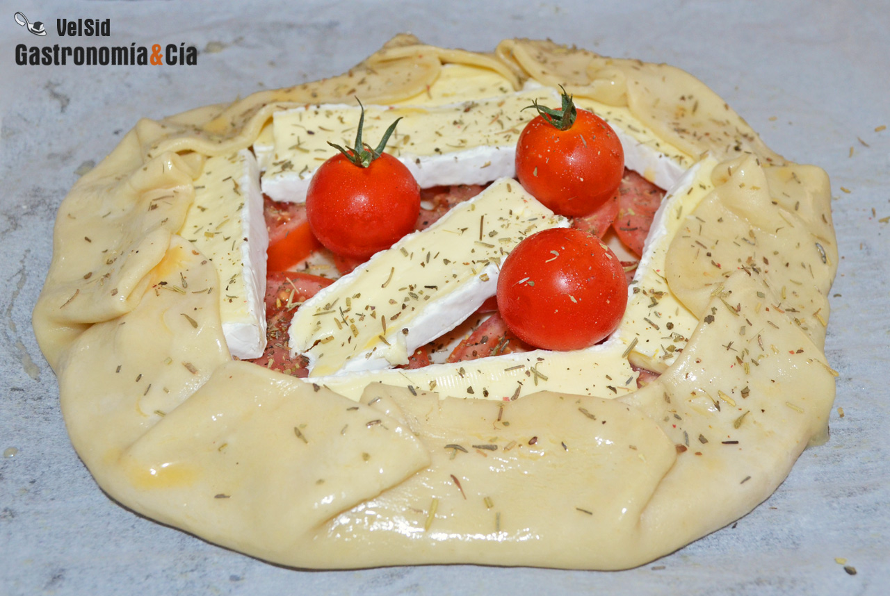 Galette de queso brie y tomate con hierbas provenzales