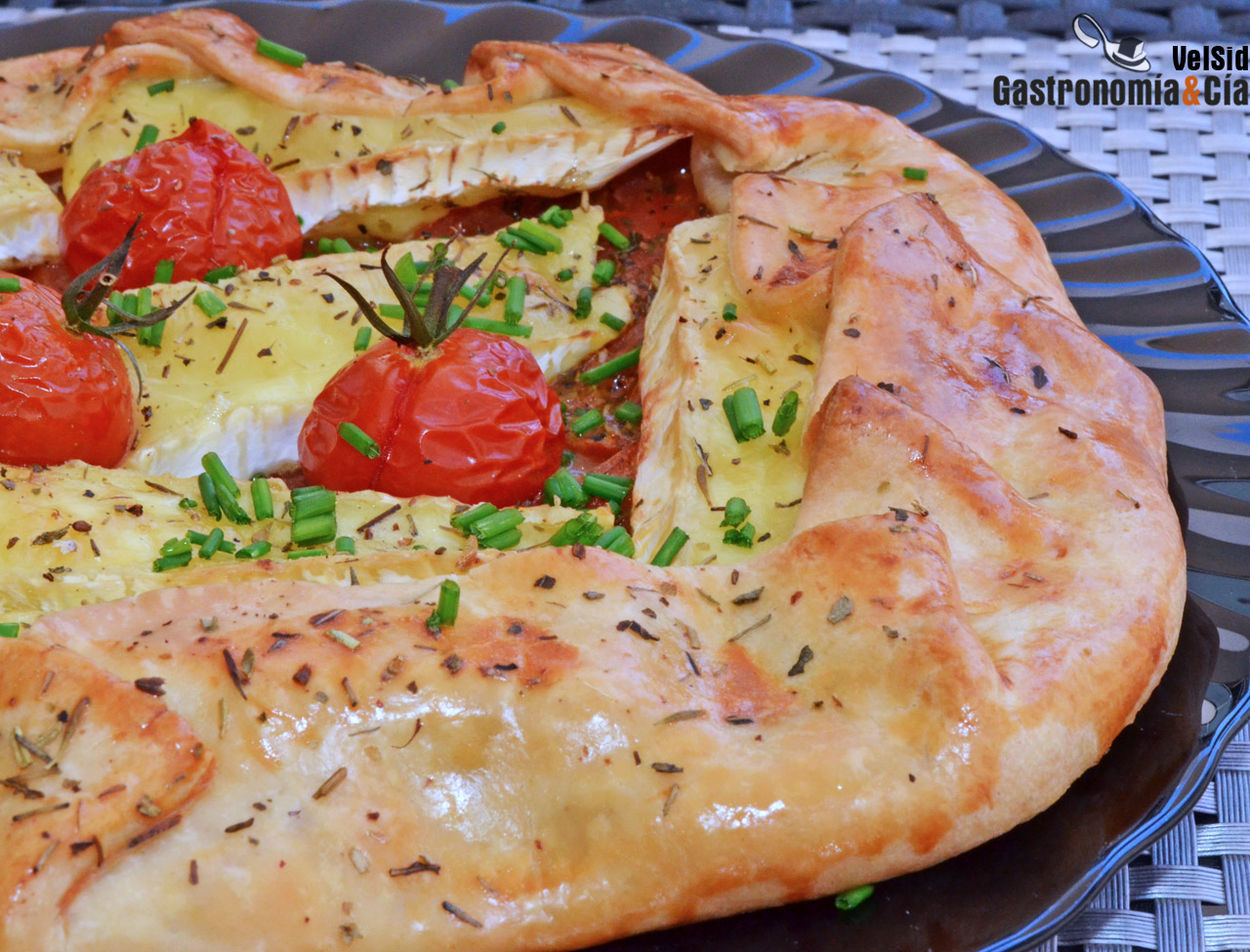 Galette de queso brie y tomate con hierbas provenzales