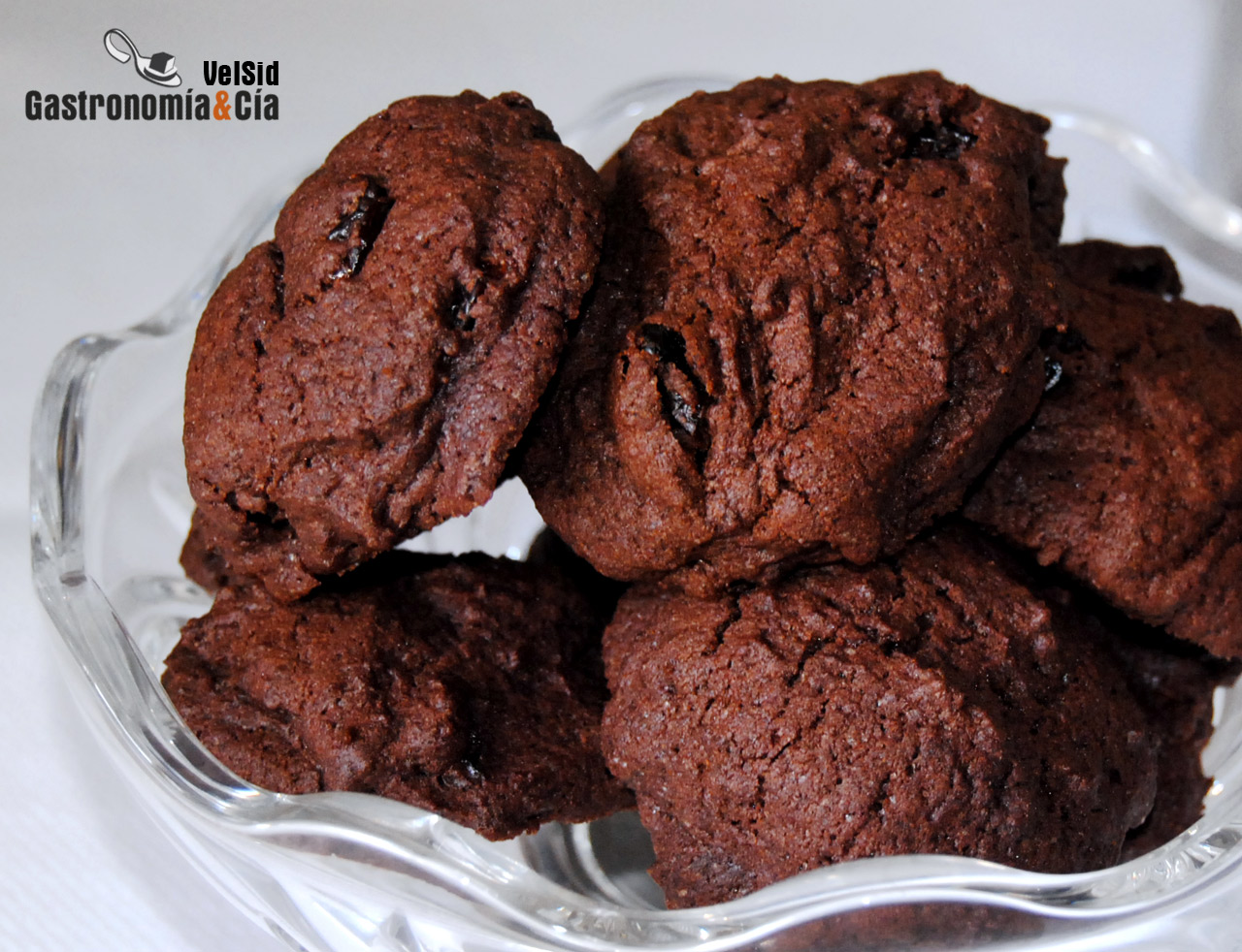 Galletas de chocolate y cerezas