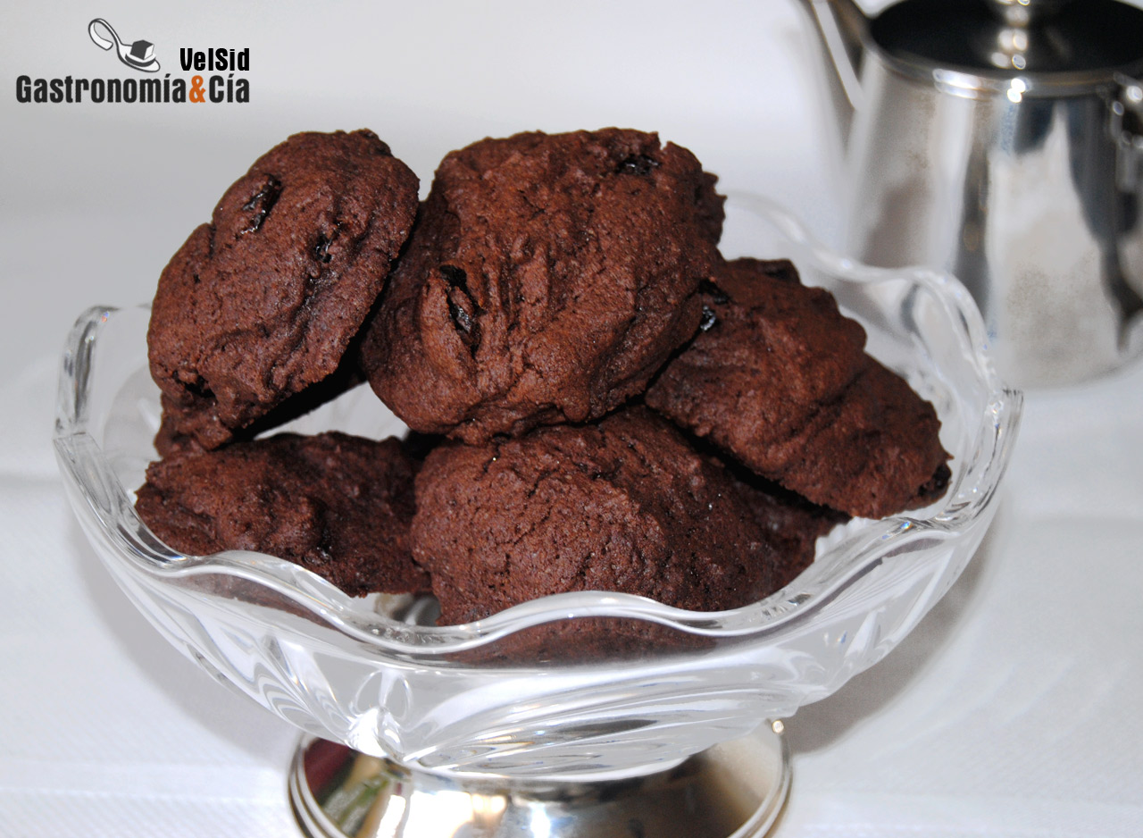 Galletas de chocolate y cerezas