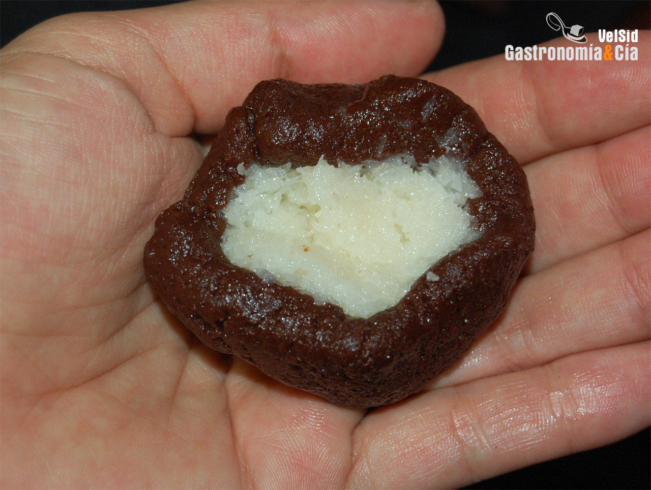 Galletas de chocolate rellenas de coco