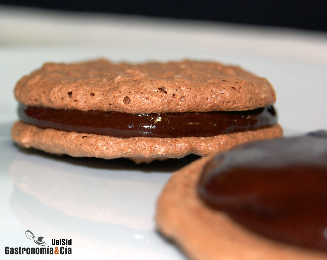 Galletas de coco y chocolate rellenas de ganache