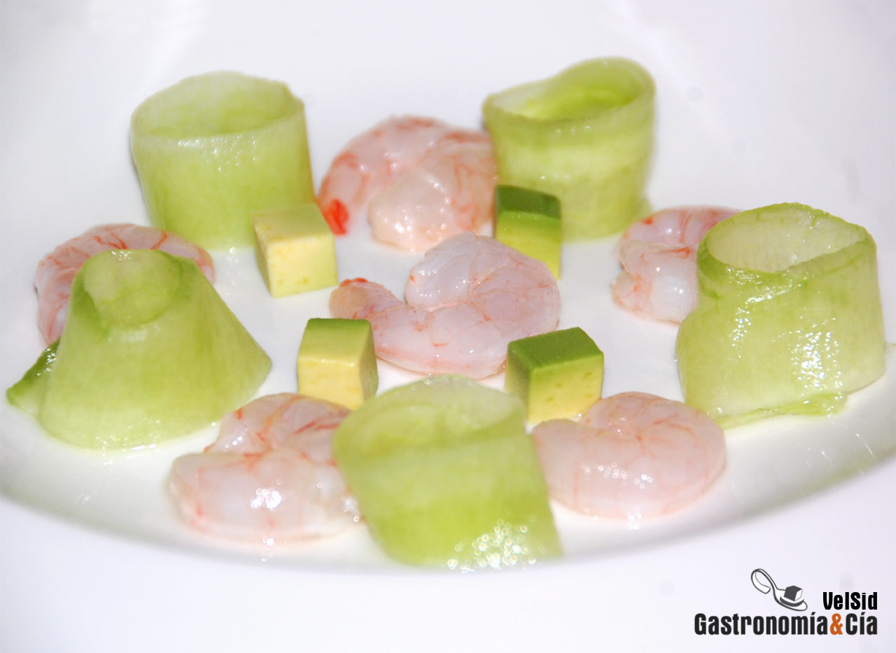 Ensalada de gambas, aguacate y pepino