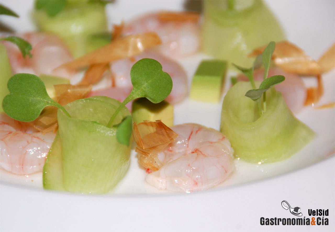 Ensalada de gambas, aguacate y pepino