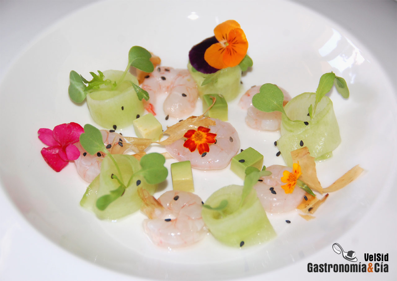 Ensalada de gambas, aguacate y pepino