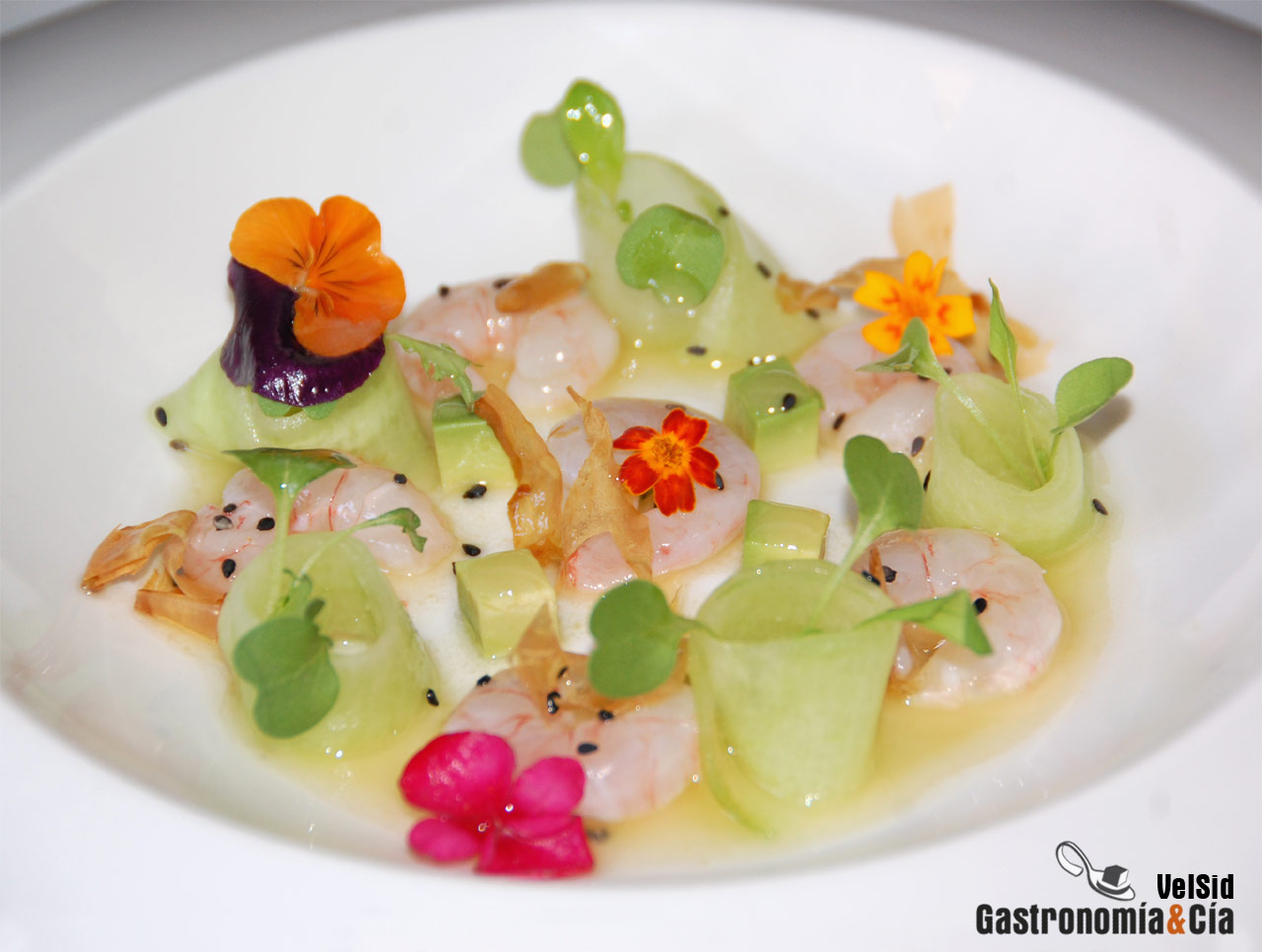 Ensalada de gambas, aguacate y pepino