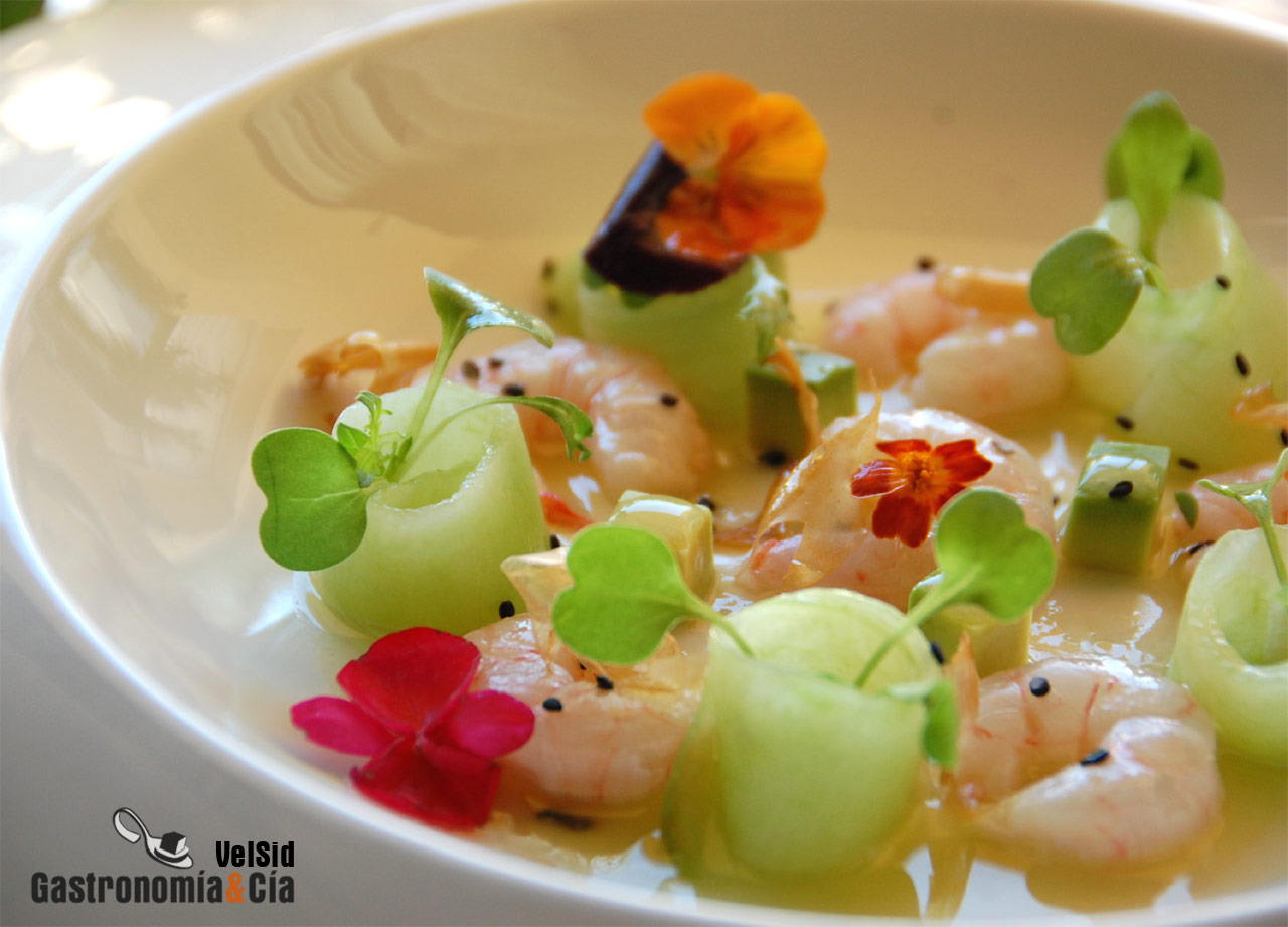 Ensalada de gambas, aguacate y pepino