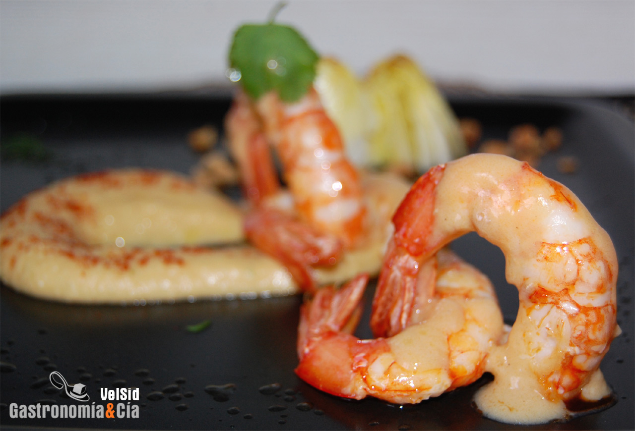 Gambas con hummus y chicharrones