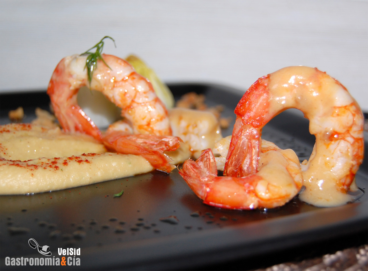 Gambas con hummus y chicharrones
