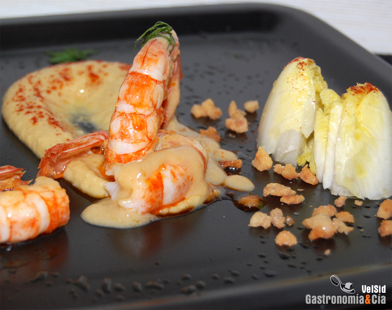 Gambas con hummus y chicharrones