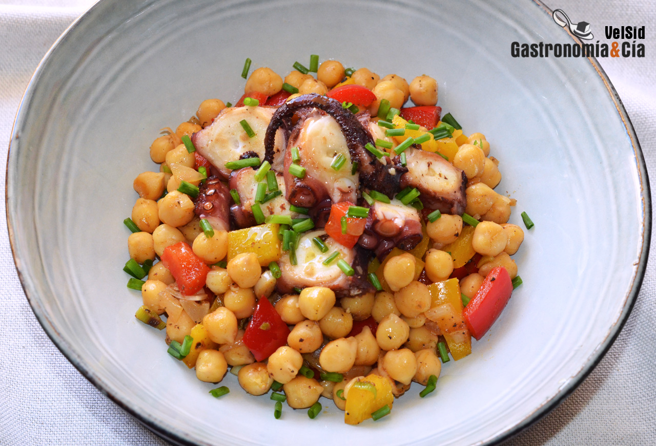 Salteado de garbanzos y pulpo a la parrilla