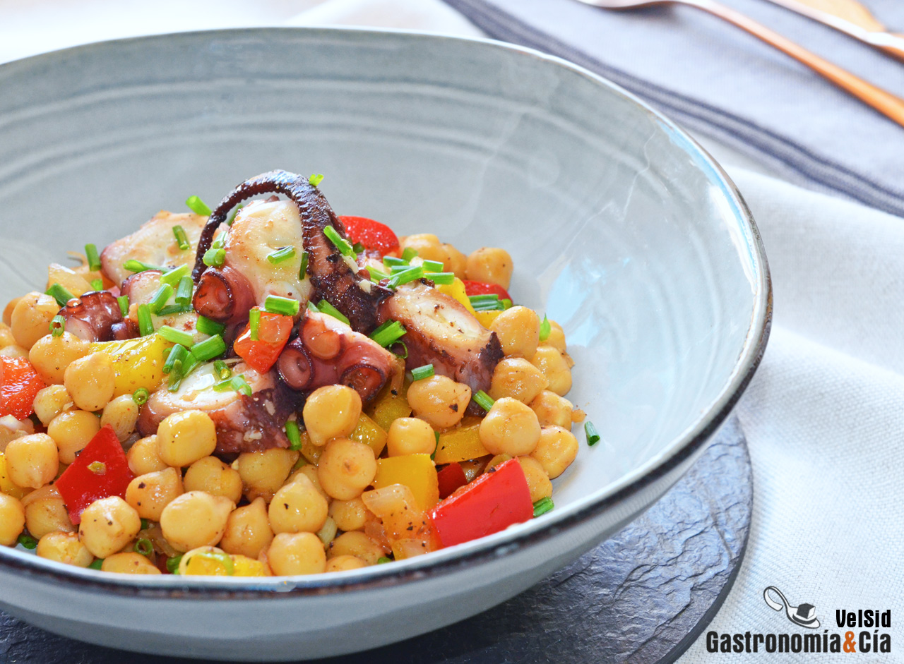 Salteado de garbanzos y pulpo a la parrilla