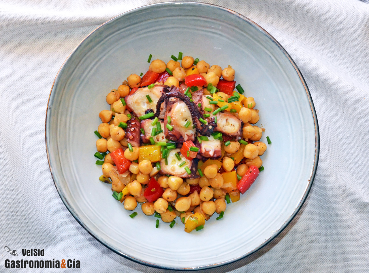 Salteado de garbanzos y pulpo a la parrilla