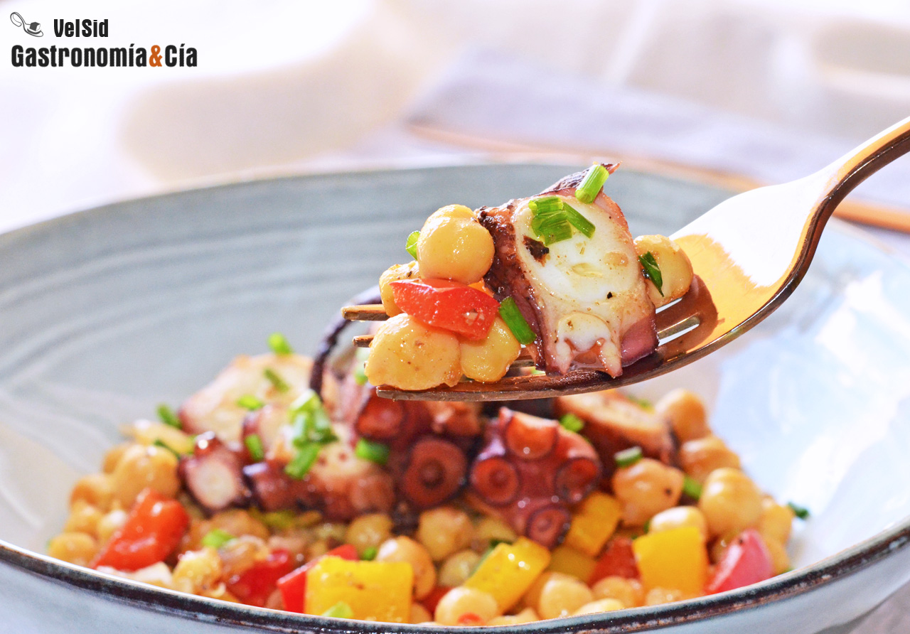 Salteado de garbanzos y pulpo a la parrilla