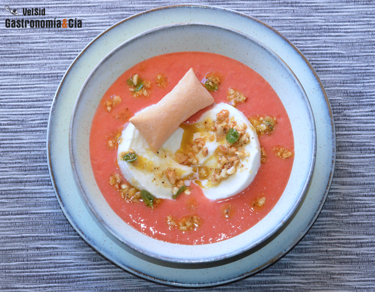 Gazpacho con mozzarella de búfala y vinagreta de frutos