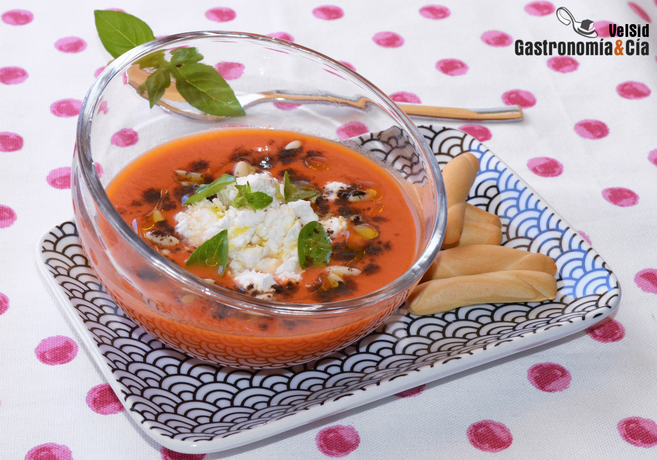Gazpacho con zanahoria, con queso de cabra y albahaca