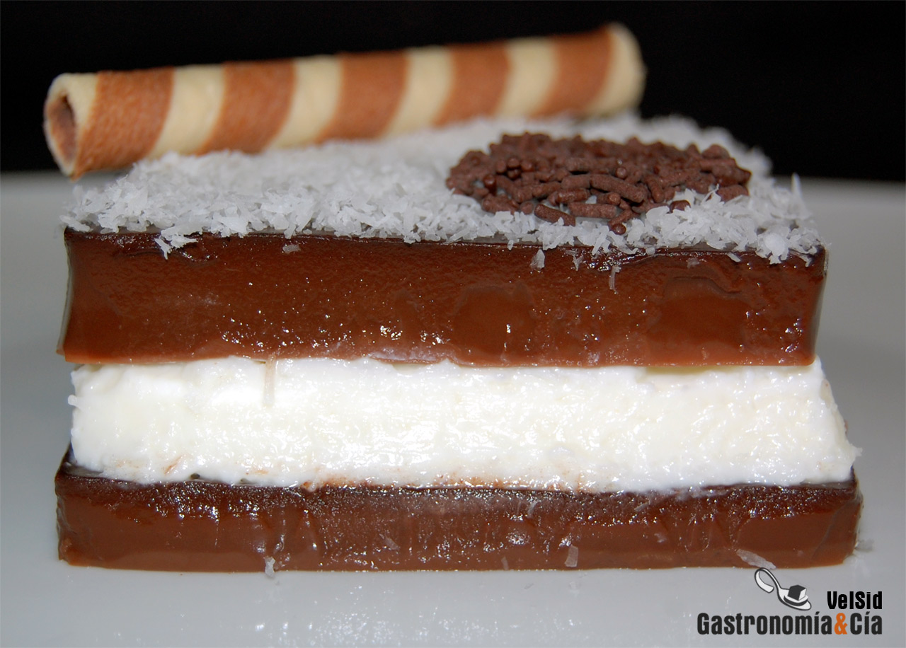 Gelatina de chocolate rellena de mascarpone y coco