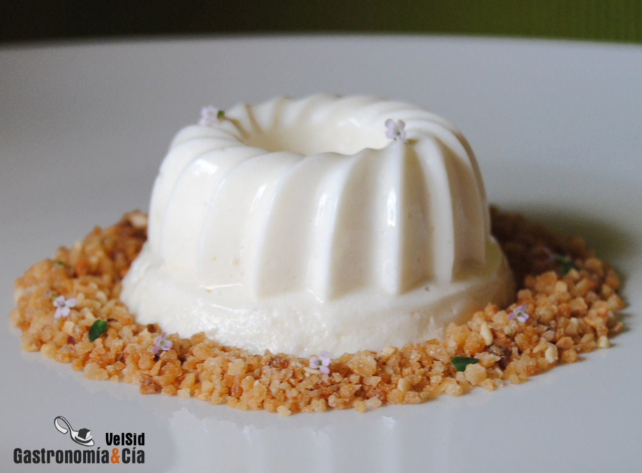 Gelatina de queso cottage con caramelo de chocolate y C