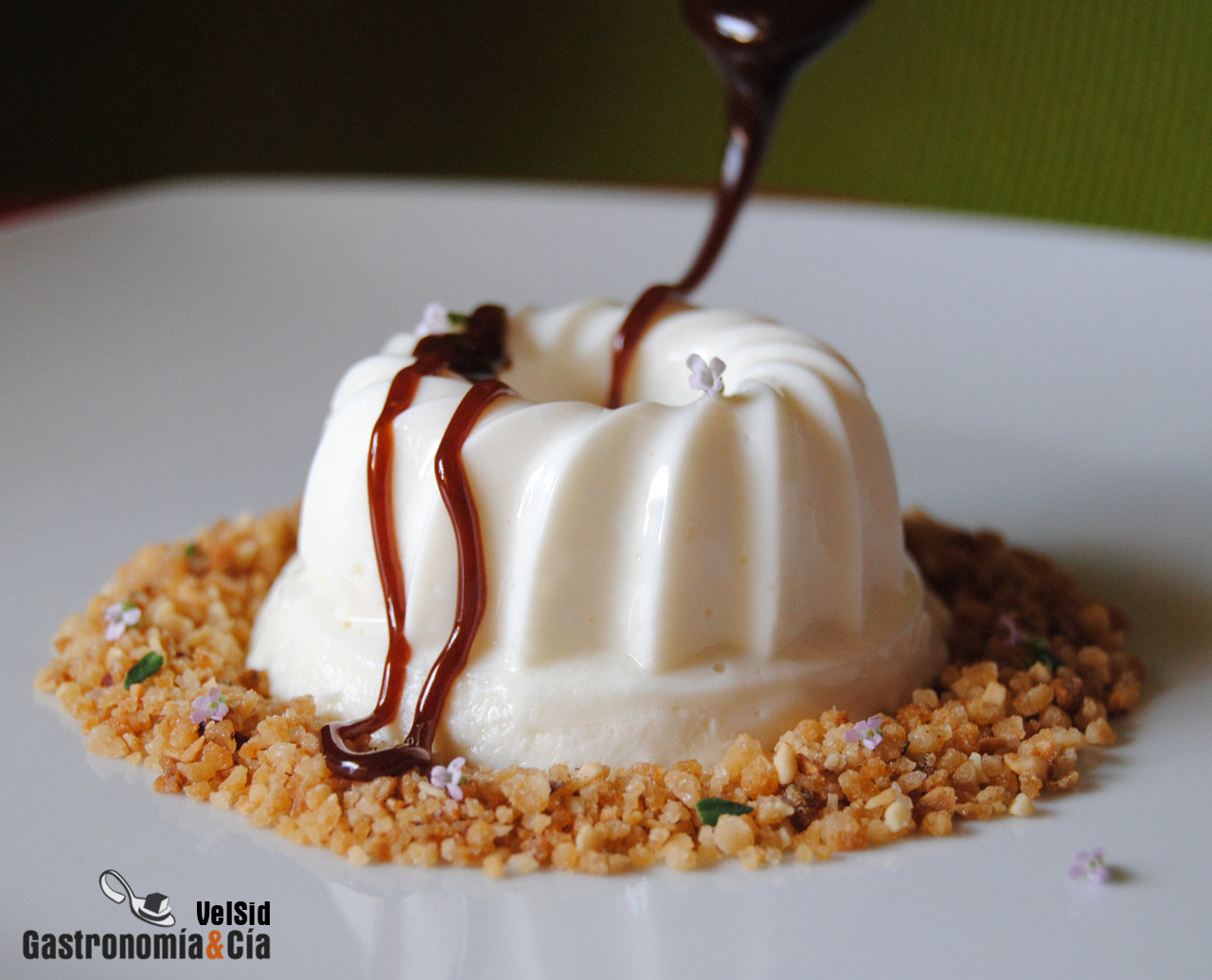 Gelatina de queso cottage con caramelo de chocolate y C