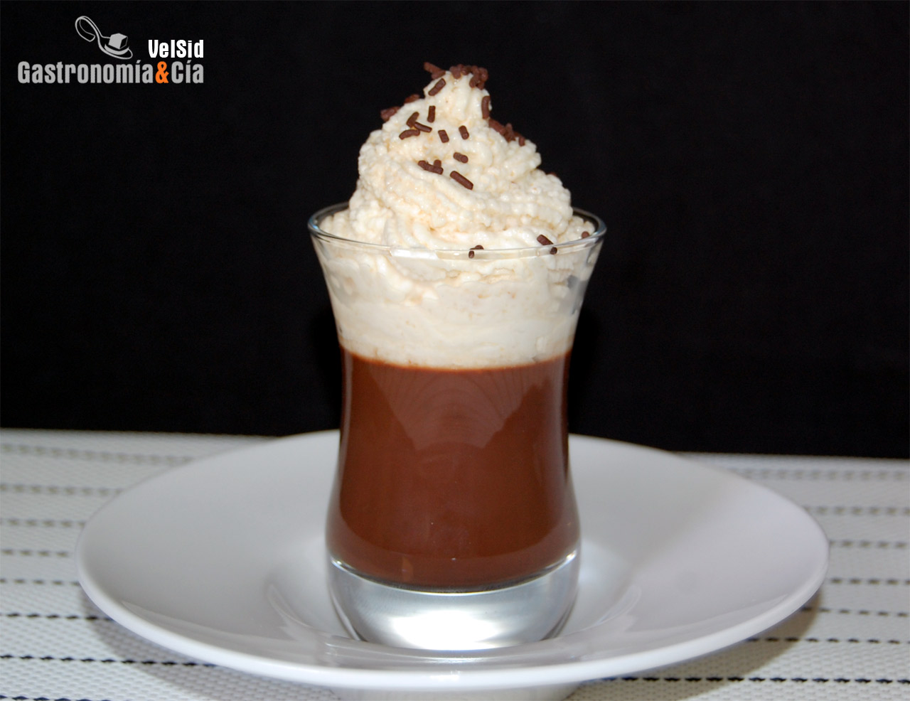 Gelatina de chocolate con espuma de avellana