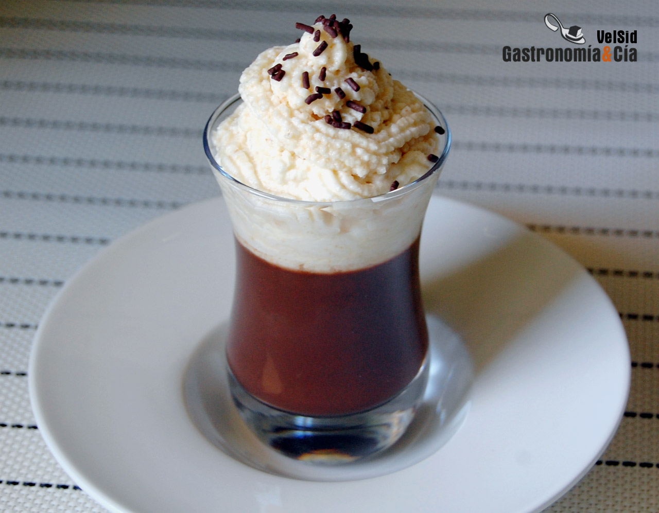 Gelatina de chocolate con espuma de avellana