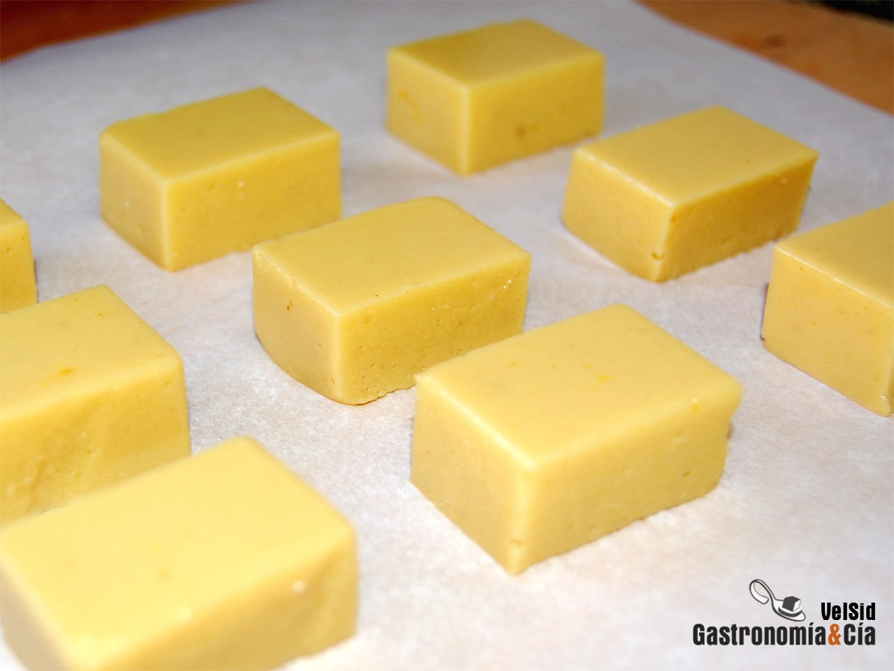 Gelatina de mango al curry con chocolate