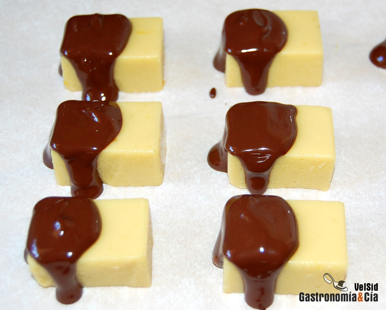 Gelatina de mango al curry con chocolate