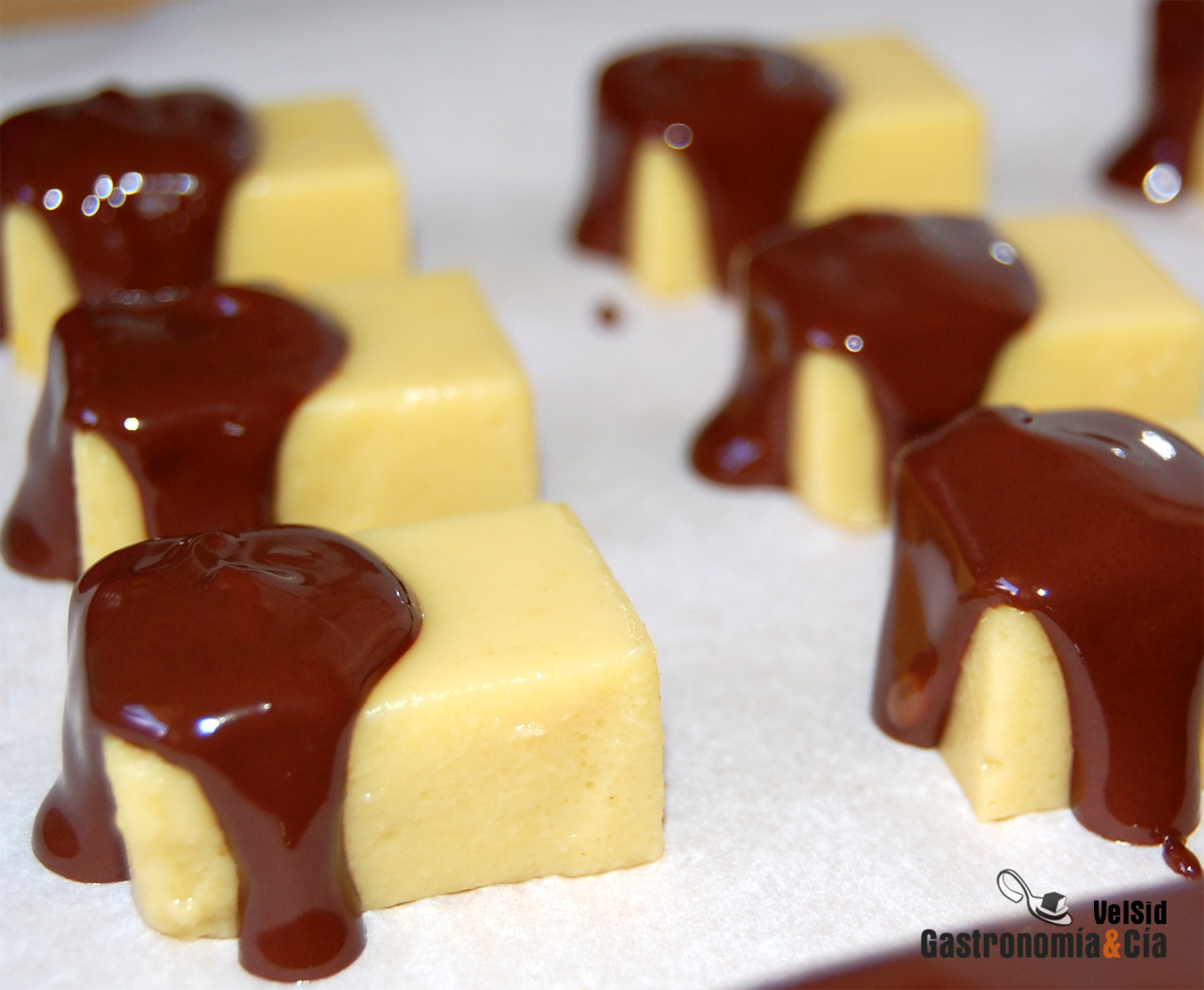 Gelatina de mango al curry con chocolate