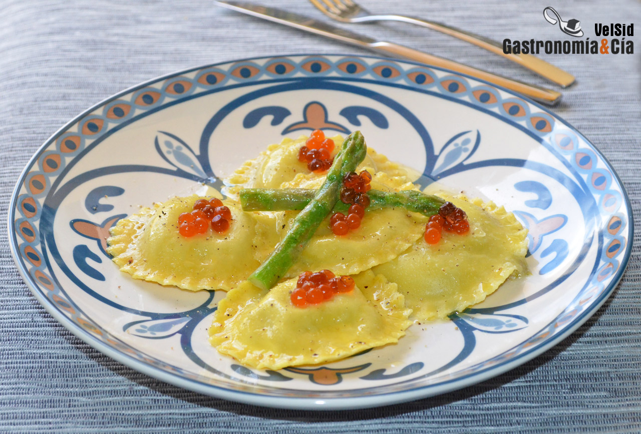Pasta rellena de espárragos con mantequilla de trufa