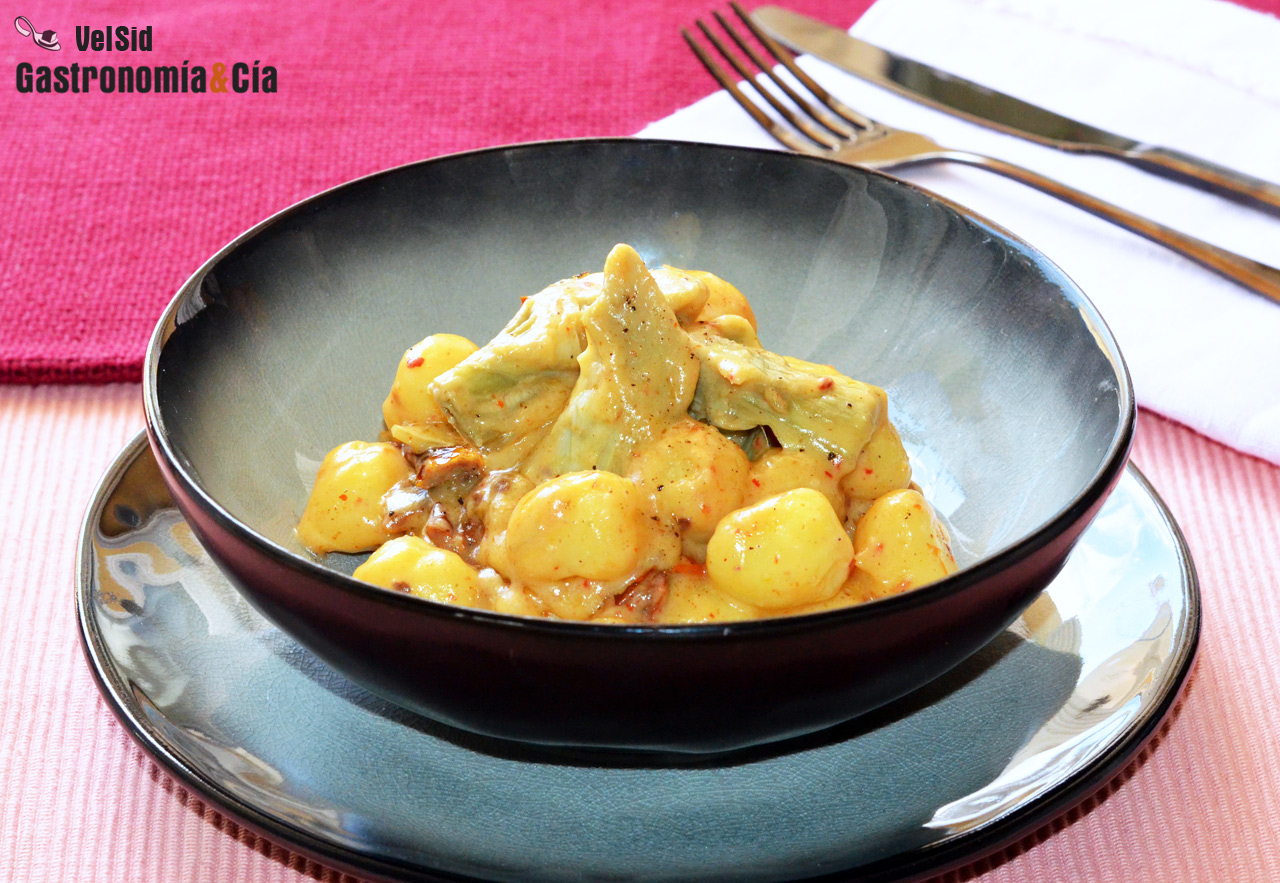Ñoquis con alcachofas y tomates secos