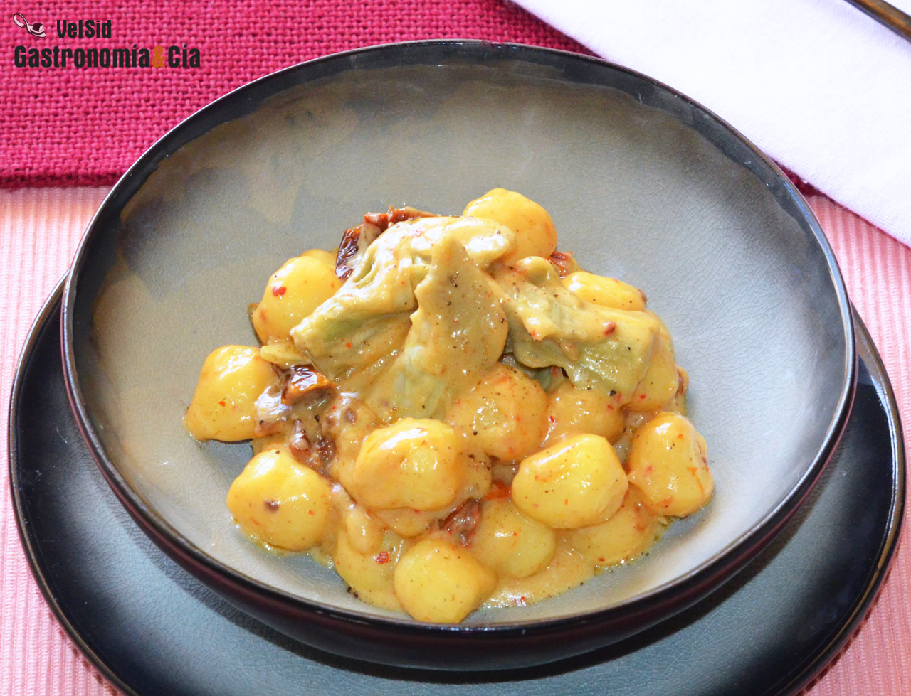 Ñoquis con alcachofas y tomates secos