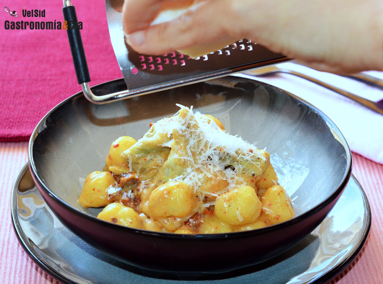 Ñoquis con alcachofas y tomates secos