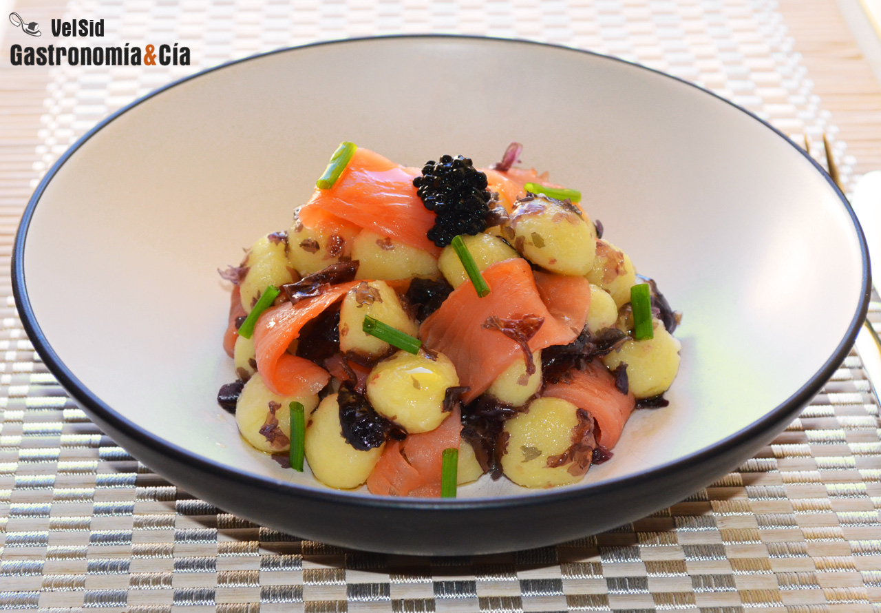 Ñoquis con salmón y alga nori