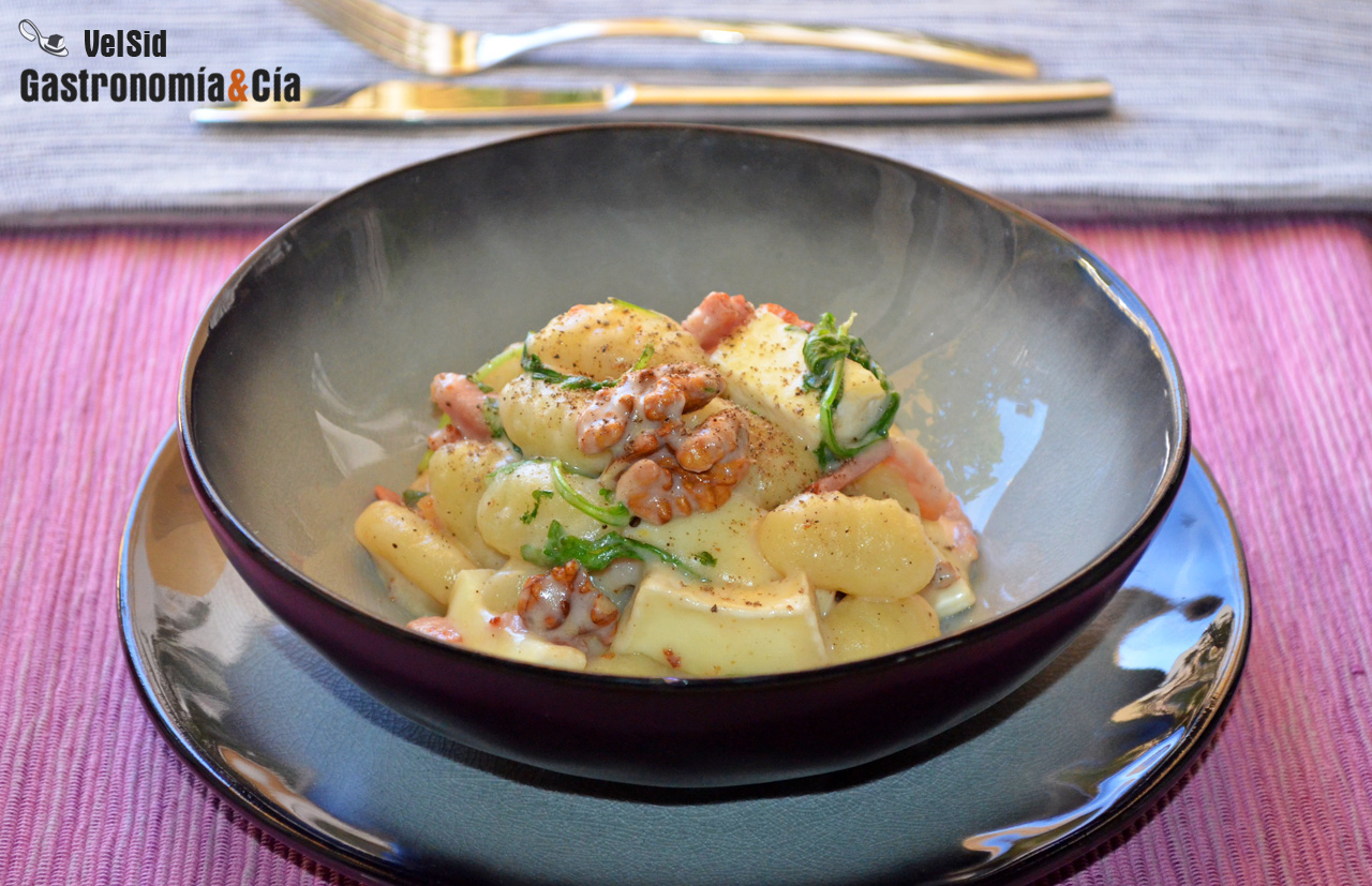 Ñoquis con bacon y queso brie