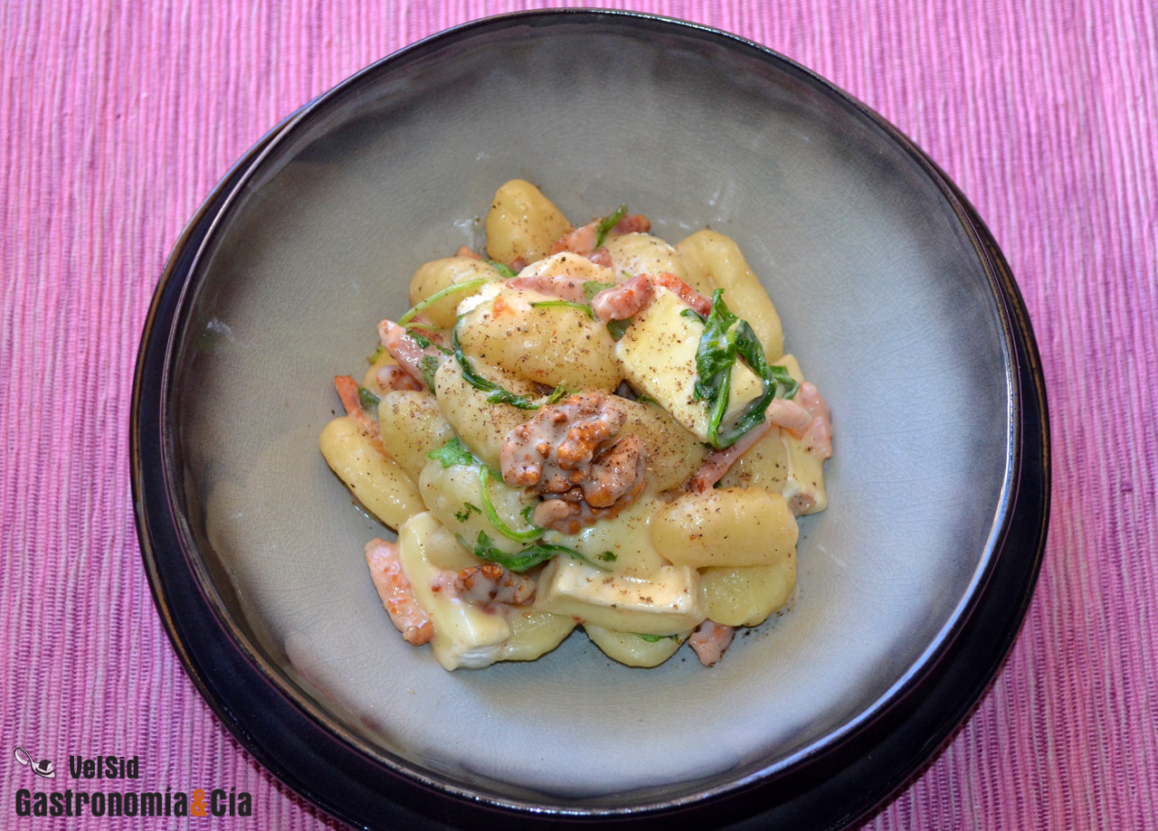 Ñoquis con bacon y queso brie
