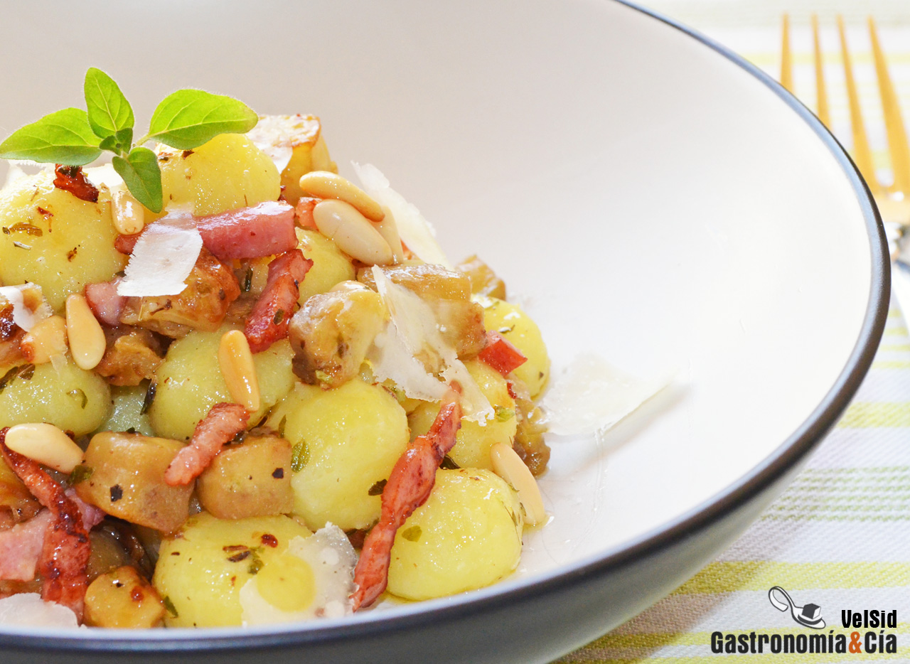 Ñoquis con berenjena, bacon y parmesano