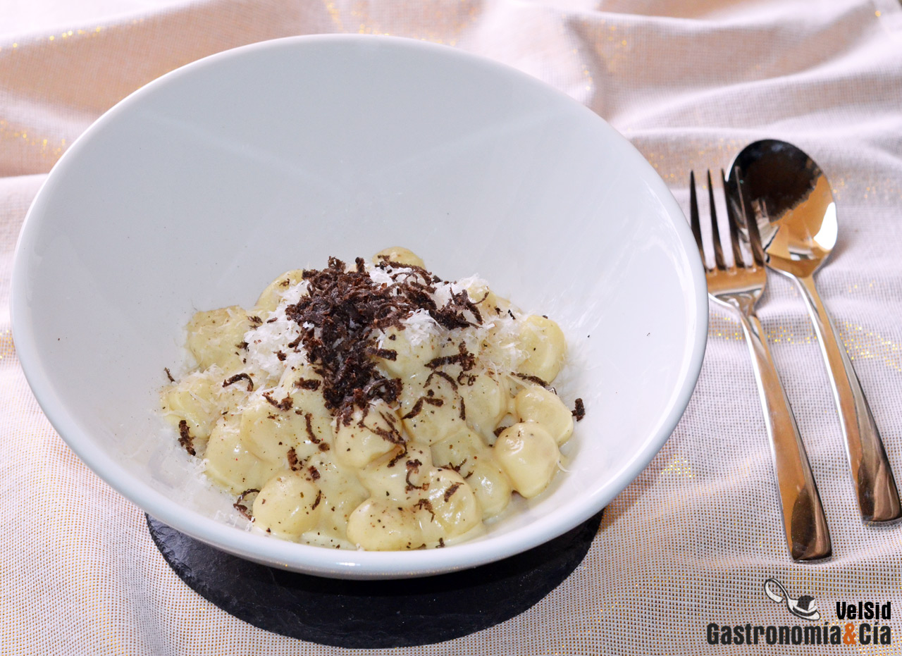 Ñoquis cremosos con mascarpone, parmesano y trufa negra
