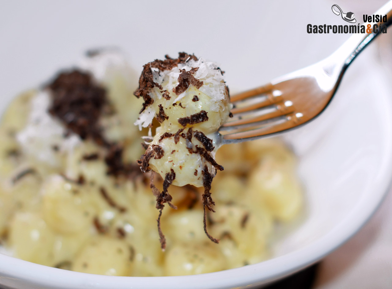 Ñoquis cremosos con mascarpone, parmesano y trufa negra