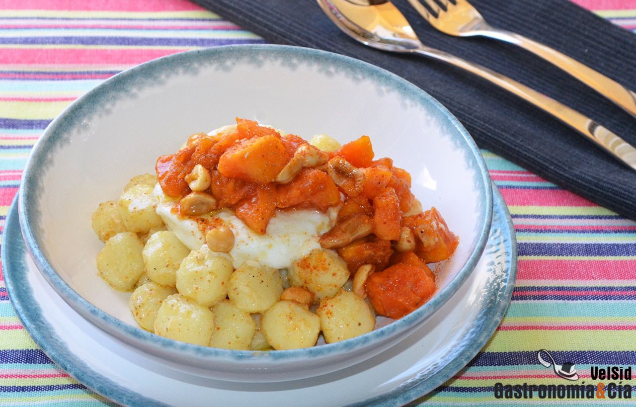 Ñoquis con papaya y queso de cabra a la plancha