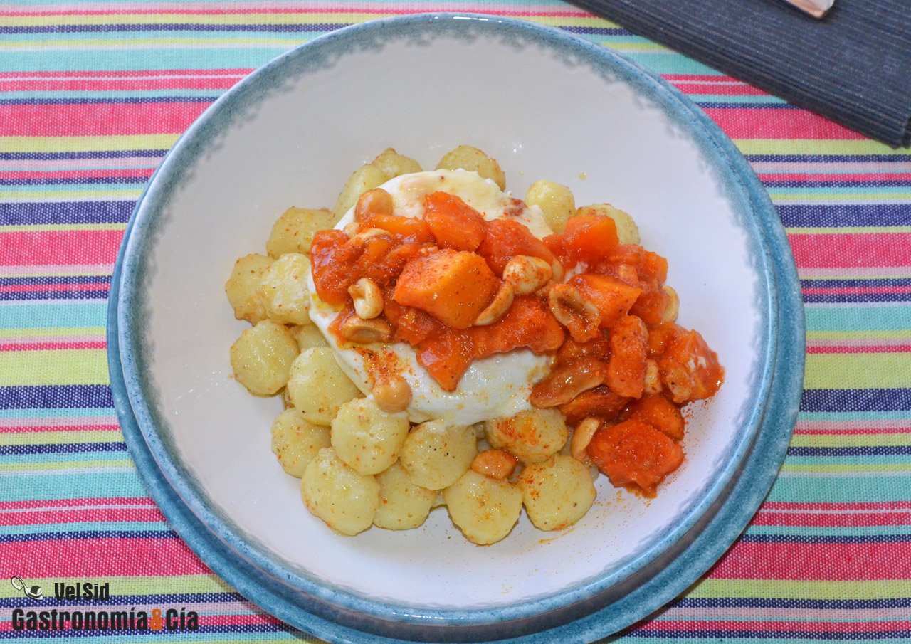Ñoquis con papaya y queso de cabra a la plancha