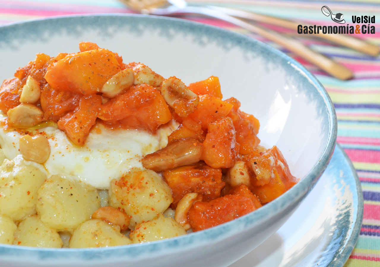 Ñoquis con papaya y queso de cabra a la plancha