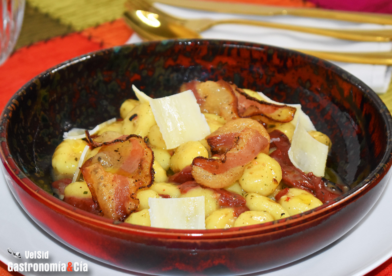Gnocchi con pimientos asados, guanciale y parmesano