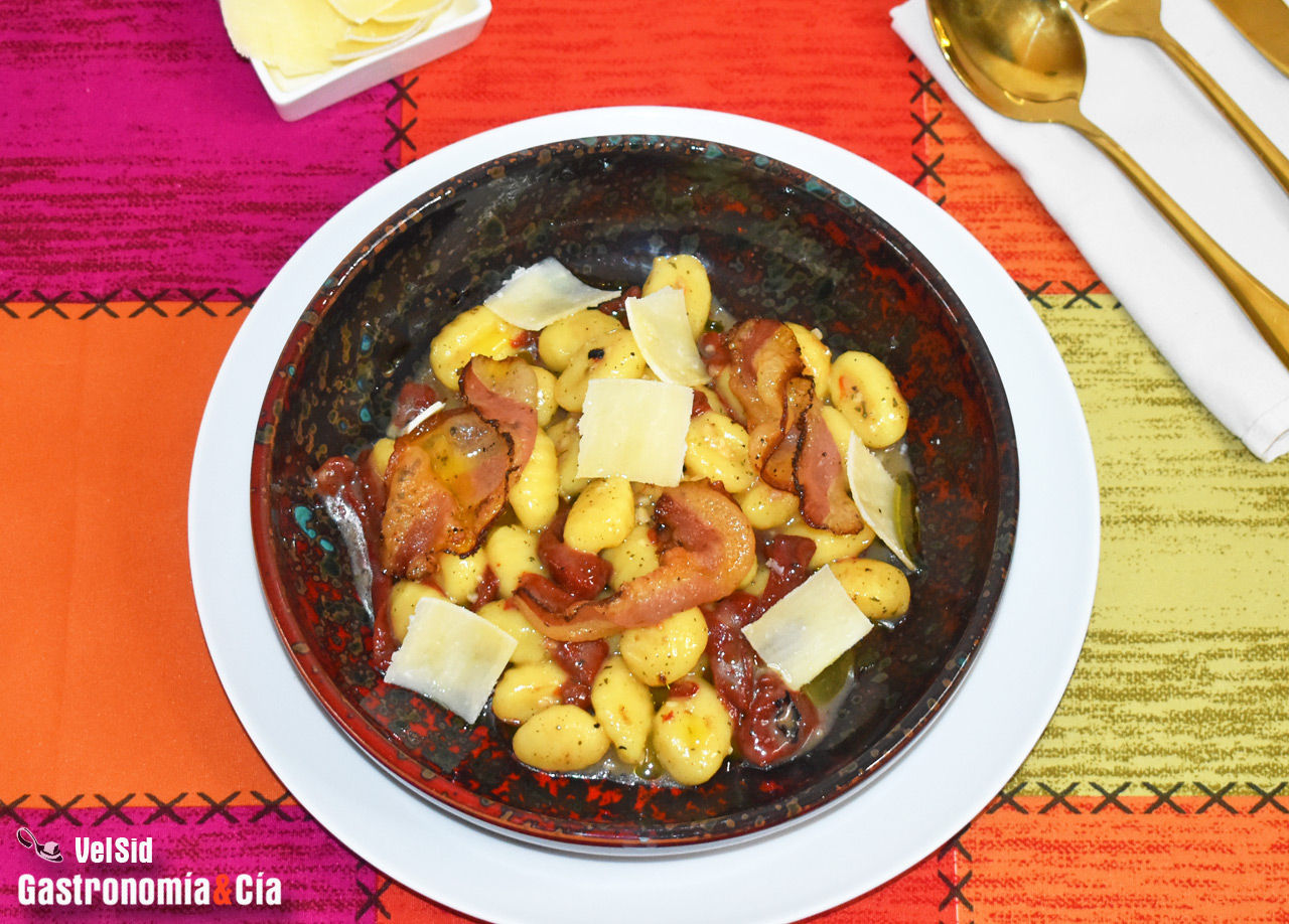 Gnocchi con pimientos asados, guanciale y parmesano